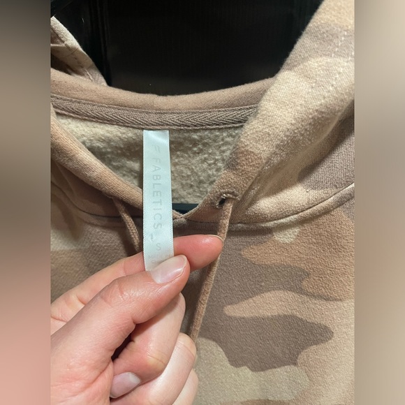 Fabletics outfit;White legging, high impact, regular length and camo hoodie (S) - Picture 6 of 8